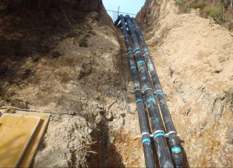 橋梁の配管工事現場