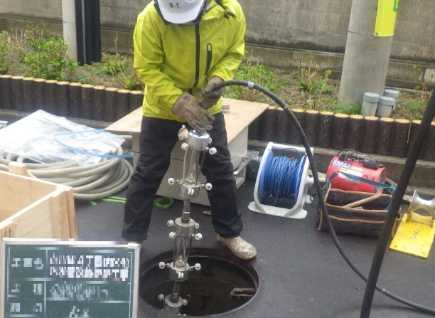 マンホールでの管更生作業
